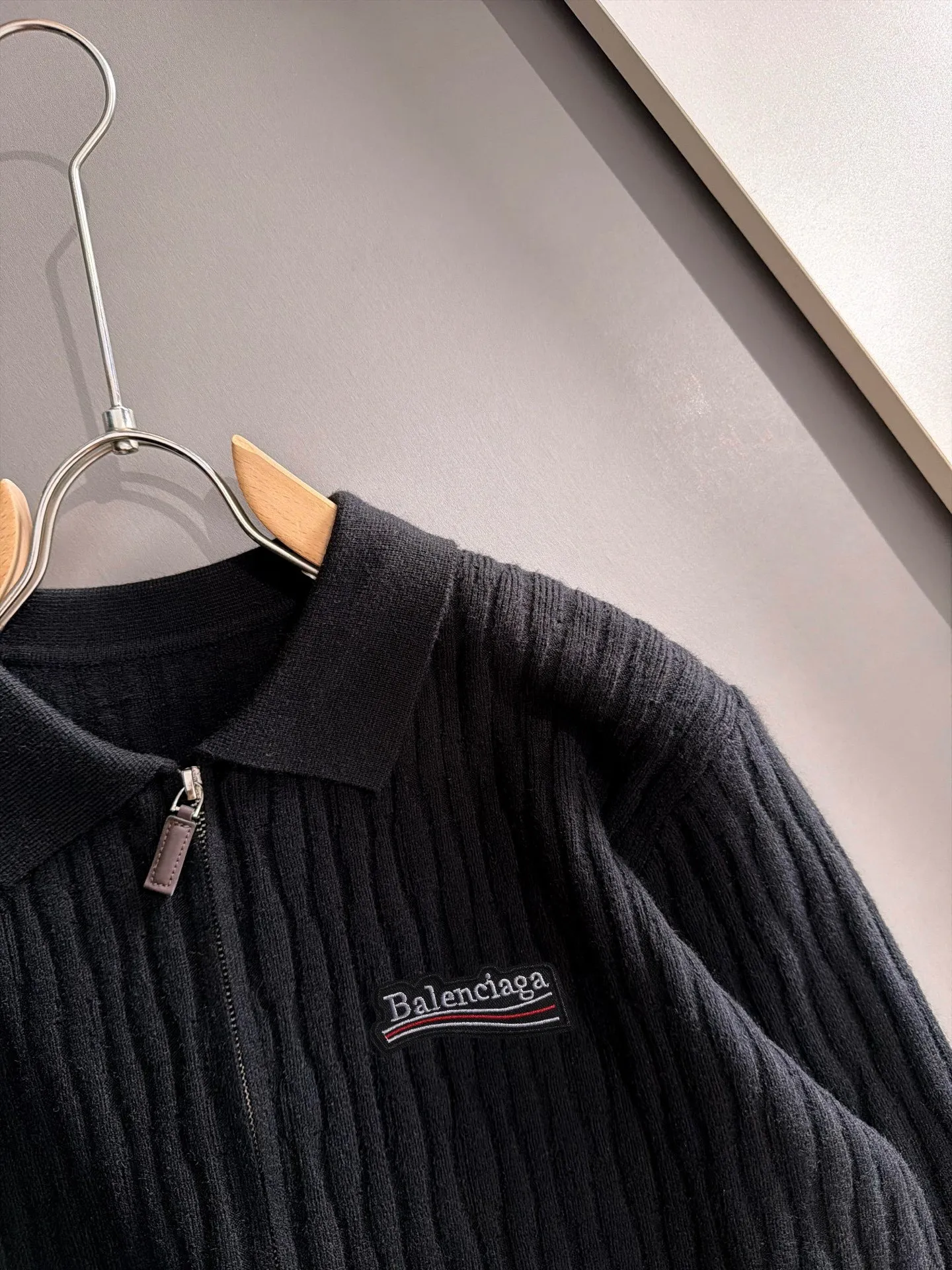 The latest knitted sweater jackets from Balenciaga’s official autumn/winter 2026 website are now on sale at the counter for Hot Sale! Specially made of wool blended fabric. It feels comfortable and can be directly in contact with the skin. The logo badge is exquisitely embroidered, which is extremely eye-catching! The details highlight the fashionable charm of big brands. Exquisite workmanship. Three-dimensional cutting style. The wearing effect is invincible and handsome! All three standards are complete! Sizes:M-3XL